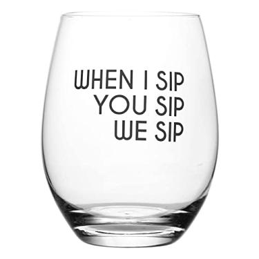 Imagem de Lushy Wino When I Sip, You Sip. Taça de vinho de 473 ml com frases engraçadas em caixa de presente