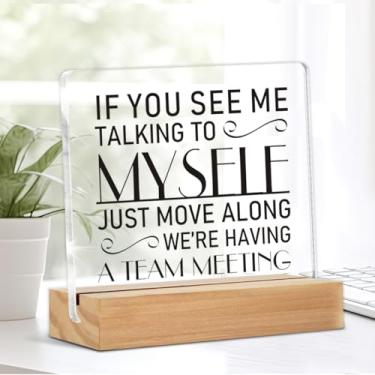 Imagem de Decoração de escritório engraçada para mulheres, If You See Me Talking to Myself We're Having a Team Meeting Placa decorativa de acrílico transparente com suporte para prateleira de mesa de mesa