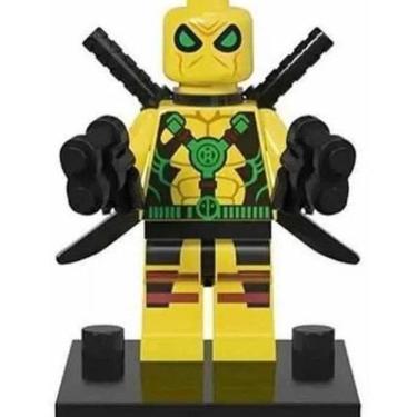 Imagem de Boneco Blocos De Montar Deadpool Traje Amarelo