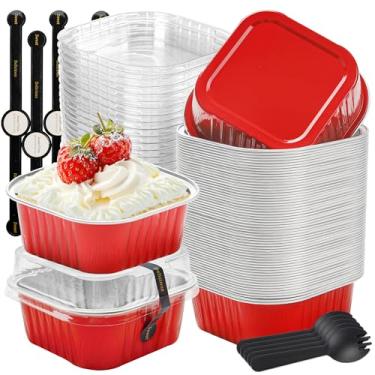 Imagem de LOKQING Pacote com 50 mini formas de bolo com tampas e colheres, pequenas formas de folha de alumínio, copos quadrados, forros de cupcake de ramequins descartáveis para torta de brownie (vermelho, 283