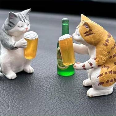 Imagem de Decoração de carro Beer Cats – 2 gatos com uma garrafa de cerveja, mini lindo enfeite de painel de caminhão SUV premium com fita dupla face, presente de aniversário masculino, acessórios automotivos