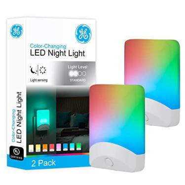 Imagem de GE Luz noturna LED que muda de cor, pacote com 2, plug-in, crepúsculo ao amanhecer, decoração doméstica, para crianças, ideal para quarto, banheiro, berçário, cozinha, porão, base branca, 46722