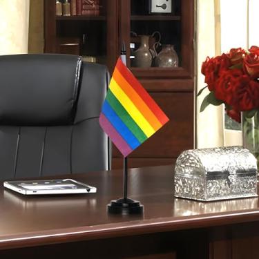 Imagem de Conjunto de bandeiras de mesa de luxo arco-íris - 15 x 10 cm bandeira de mesa LGBTQ miniatura com mastro sólido de 30 cm - Cor vívida e resistente ao desbotamento - Base preta e topo de lança