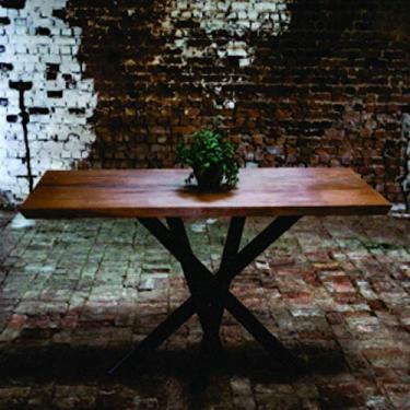 Imagem de Mesa de tampo de madeira e pés trançados em metalon