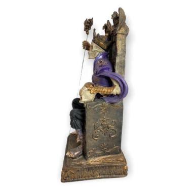 Imagem de Escultura Exu Caveira no Trono Preto com roxo 35 cm em resina - Lua Mi