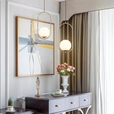 Imagem de Lustre nórdico E27 simples medieval dourado, luminária pendente para cozinha, ilha ou sala de estar, com esfera de vidro e uma única lâmpada de comprimento ajustável. Ideal para iluminação i