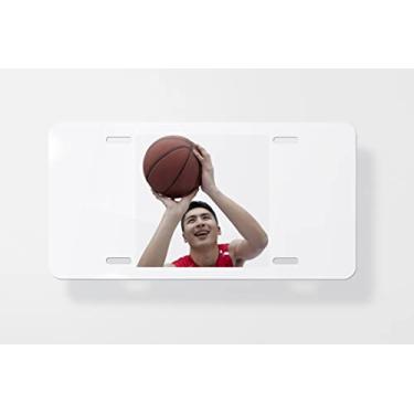 Imagem de Capa para placa de carro do jogador de basquete alinhando seu tiro – Capa para placa de carro – Capa para moldura da placa de carro 15,24 x 30,48 cm