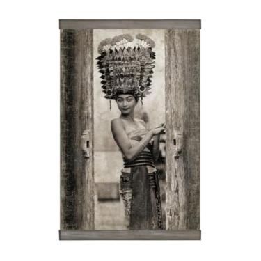 Imagem de Cruiser's Caché "Girl with Exotic Headdress-Chennai India" Paper Scroll Wall Art Impresso em papel reciclado com postes de rolagem de madeira recuperada. 61 cm x 91 cm