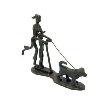 Imagem de Escultura Decorativa Pessoas Passeando Cachorro Luxo - LUXdécor