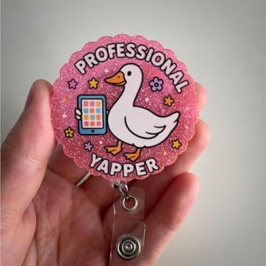 Imagem de Carretel de crachá fofo rosa Silly Goose Engraçado Profissional Yapper Retrátil para Enfermeira com Clipe Kawaii Enfermagem SLP Carretel de Crachá Acessórios Presente de Terapeuta da Fala