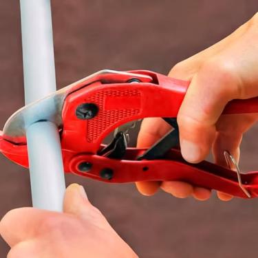 Imagem de Alicate Cortador de Tubo de PVC Tesoura Corta Cano PVC de até 42MM - Uso Profissional para Encanamento, Mangueiras, Borrachas, Pláticos, Tubos e Refrigeração HVAC - Lâmina em Aço-Liga