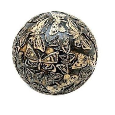 Imagem de Bola de resina preta com desenho bege de borboleta- 12 cm - BTC Decor