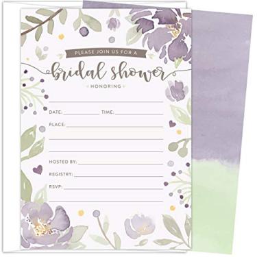 Imagem de Convites de chá de panela para noivas da Koko Paper Co Conjunto de 25 cartões de estilo preenchidos e envelopes brancos. Design floral roxo claro e verde. Impresso em cartão pesado.