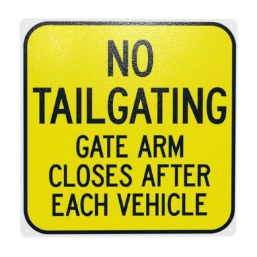 Imagem de O braço do portão fecha após cada veículo, sinal de aviso de não utilização não autorizada, placas de metal de segurança de portão para casa, negócios, exterior, estrada, garagem, rua, parede