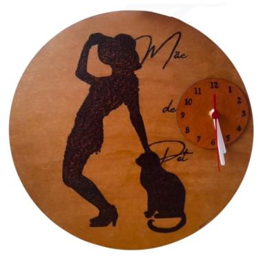 Imagem de Relógio de Mesa ou Parede em Quadro Decorativo Redondo mãe de pet para casa, escritório ou clínica; 35cm; analógico tic-tac suave com pirografia no tema Cat Top, designe clássico e contemporâneo.