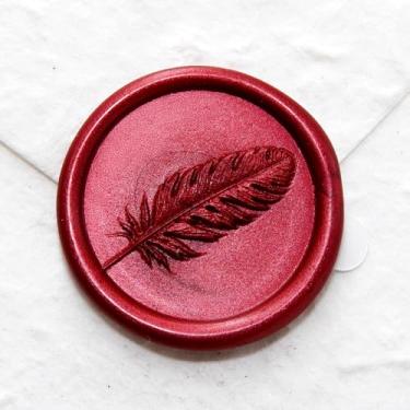 Imagem de Nuvretk 25 adesivos de lacre de cera feitos à mão, design de penas 3D, selos de envelope autoadesivos para convites de casamento, aniversário, festa e evento (vermelho acetinado)