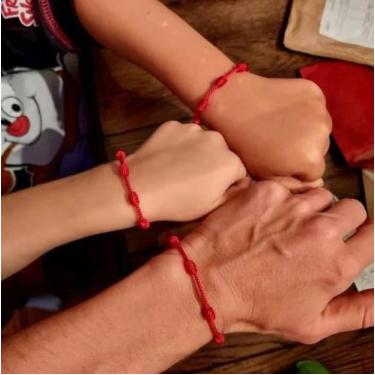 Imagem de Kit Família com 3 Pulseiras Vermelhas dos 7 Nós Kabbalah: Proteção e E