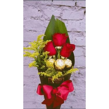 Imagem de Arranjo de rosas no cone com ferro rocher - Floricultura Cláudia Melo 