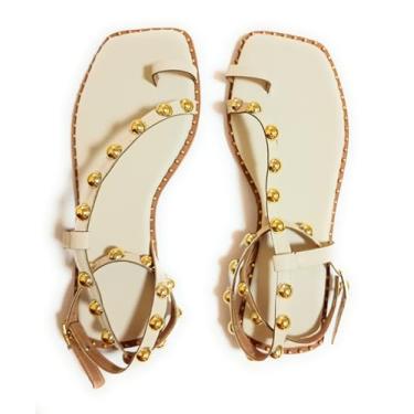 Imagem de Sandália Gladiadora Feminina, Couro Sintético Branco, Tachas Douradas, Tiras Cruzadas Ajustáveis, Tamanho 36.
