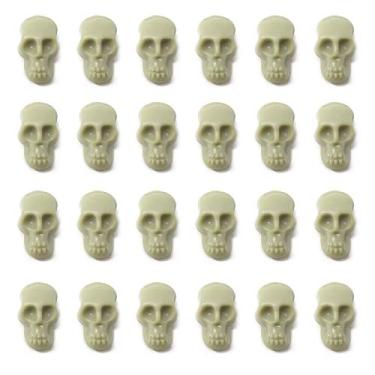Imagem de Honbay 50 peças mini cabeças de caveira de plástico decorações realistas caveiras de esqueleto aterrorizante ornamento de esqueleto para decoração de festa lembranças de Halloween doces acessórios de brinquedos