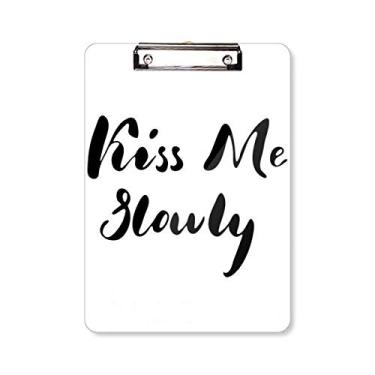 Imagem de Kiss Me Slowly Citação Prancheta para escrever à mão Placa de suporte A4