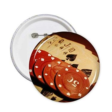 Imagem de Broche redondo com botão de emblema para foto de jogo de fichas vermelhas 5 peças
