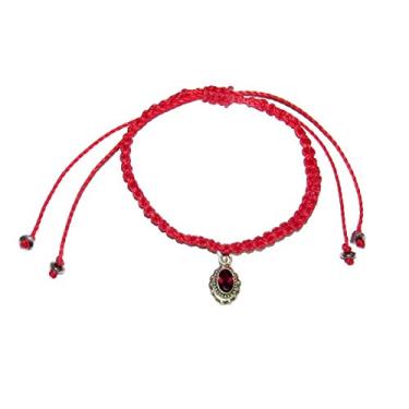 Imagem de Pulseira Love de macramê em fio vermelho com pingente indiano de granada e detalhes prateados