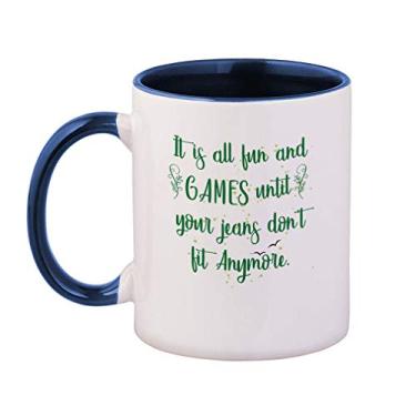 Imagem de Caneca de café com alça colorida É tudo divertido e divertido até que seu jeans não sirva mais. Xícara de chá de cerâmica, 325 ml - Interior/alça azul