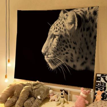 Imagem de Tapeçaria pendurada na parede com fundo preto de leopardo 150x130cm