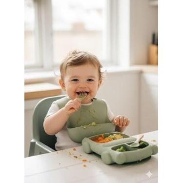 Imagem de Kit Bebê Premium em Silicone – Prato com Divisórias + Babador Coletor + Talheres de Madeira | Antiderrapante, Seguro e Fácil de Limpar (Verde)
