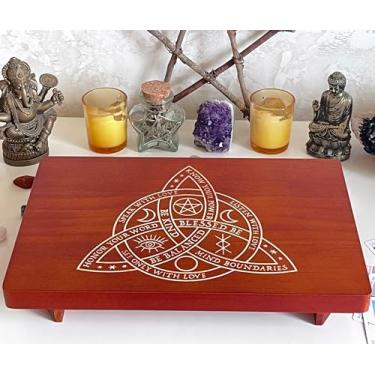 Imagem de Mesa de altar, mesa de meditação, mesa de altar pequena, altar de bruxa de madeira, mesa de alter Wiccan, santuário budista, triquetra gravada (o nó da trindade celta) no tampo da mesa, 30 x 20 cm