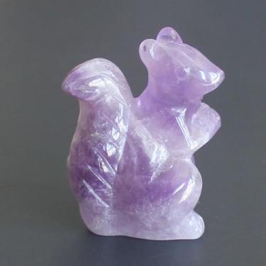 Imagem de HLbshi Estatueta de esquilo de cristal esculpida à mão com pedras preciosas esculpidas à mão, escultura, mesa de escritório, decoração de casa, pedra de bolso, 4 cm (ametista roxa)