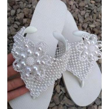 Imagem de chinelos havaianas personalizado com perolas e flor de perolas, Branco