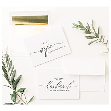 Imagem de Cartão branco dobrado To My Wife To My Husband On Our Wedding Day Card 4x5,5 com caligrafia preta com envelopes revestidos em folha dourada 2 cartões de voto elegantes estilo minimalista cartões de ca