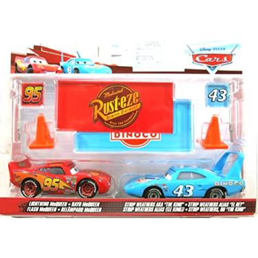 Imagem de Disney Cars Pacote com 2 favoritos dos fãs de 2022 com bandeiras e placas de equipe de corrida: (Relâmpago McQueen e Strip Weathers AKA The King Rusteze Dinoco)