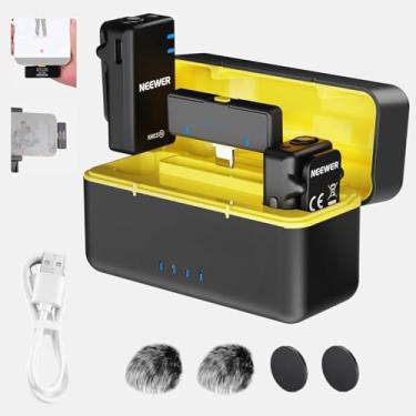 Imagem de NEEWER Kit de microfone sem fio para iPhone 15 Series Android Phone, microfone lapela com cancelamento de ruído com receptor tipo C e capa de carregamento, clipe no mini microfone Lav para gravação de