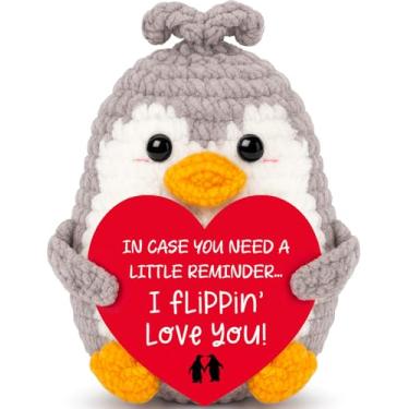 Imagem de GevGuxLuo Presentes de aniversário I Love You para esposa marido, namorado, namorada, casal, noiva, presente romântico para ela, presente romântico de casamento para ela, lindo pinguim de crochê feito