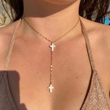 Imagem de 1 colar com pingente feminino clássico de cruz dupla, perfeito para uso diário ou festas. 40 + 5 cm.