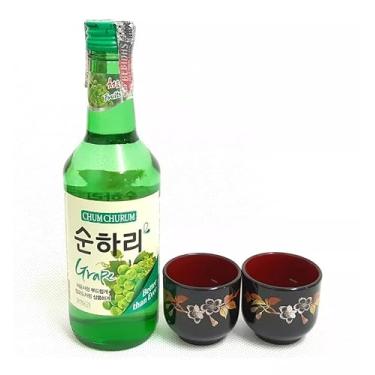 Imagem de 01 Bebida Alcoólica Soju Coreano com Sabor (Morango, Pêssego, Uva, Toranja, Yogurt, Ameixa, Blueberry) + 02 Copo Guinomi (Copo Flor de Sakura, Uva Verde)