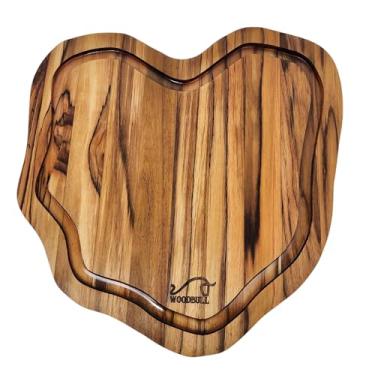 Imagem de Tábua de Churrasco Rústica Origens, Ideal para Preparar Carnes, Petiscos e Acompanhamentos com Estilo e Durabilidade, Superfície de Madeira Teca Perfeita para Churrasqueiros – WOODBULL.