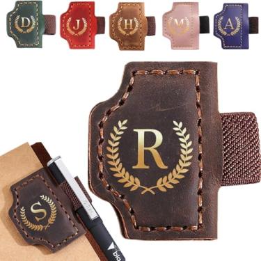 Imagem de Marcador de livro personalizado com suporte de caneta, marcador magnético de couro, 26 letras, presentes para amantes de livros, leitores, marcadores de livro de couro para homens e mulheres (café, R)