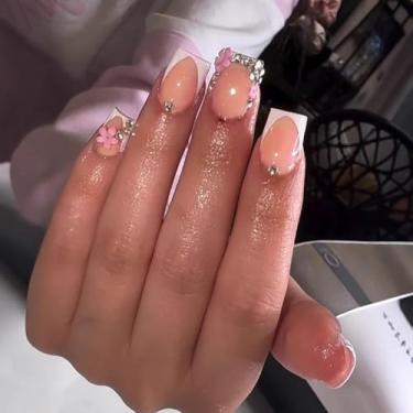 Imagem de Kit de unhas curtas médias quadradas francesas brancas falsas com design de flor 3D, strass prensa acrílica cobertura completa vara falsa na unha para mulheres uso diário manicure casamento 24 peças