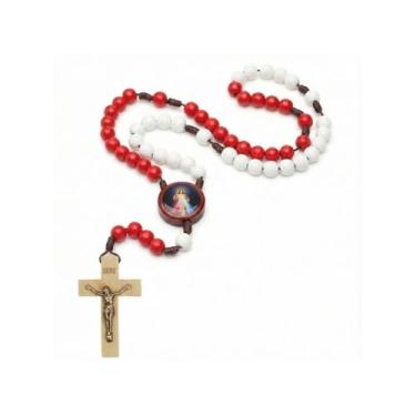 Imagem de Terço da Divina Misericórdia, Contas de Plástico Branco e Vermelho 8mm, Crucifixo em Madeira, Metal Ouro Velho, 37cm, com Folheto Como Rezar o Terço