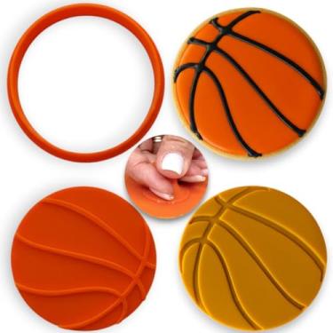 Imagem de Cortador de biscoito premium "Swish Basketball Textured" de 7,6 cm – Cortador e carimbo 2 em 1 com alça – Seguro para lava-louças, durável e fácil de cuidar