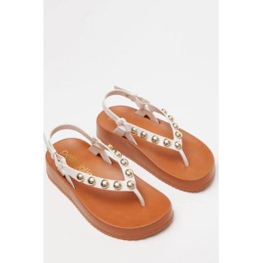 Imagem de Sandália Petite Jolie Branca Com Tiras E Detalhes Metálicos Dourados, 