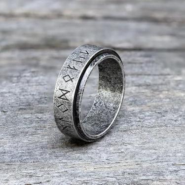 Imagem de Anel giratório de aço inoxidável esculpido com runas vikings – joias giratórias de símbolos antigos para homens e mulheres, runas vikings gravadas para transformação pessoal, tamanho 7-13, Aço