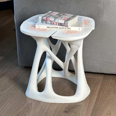 Imagem de Mesa Lateral Orgânica Decorativa – Design Escultural Moderno para Sala e Estar