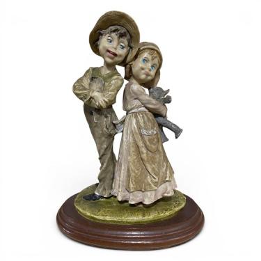 Imagem de Escultura Decorativa em Porcelana Irmãos 26,5xx20,5x11cm