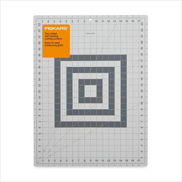 Imagem de Fiskars Tapete de corte, superfície de corte de tecido autorreparável, grade dupla face com linhas de viés, 45 x 61 cm