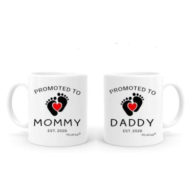 Imagem de PEJAFAN Canecas de café Promoted to Parents 2026 - Presentes para mamãe e papai pela primeira vez, conjunto de presente para mamãe e papai, Mommy Daddy Est 2026 (Conjunto de mãe e pai 2026)